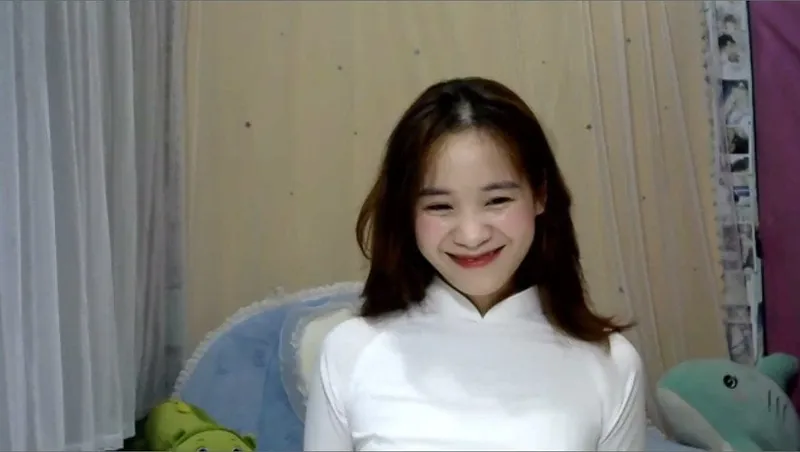 Em xinh gái áo dài sục cu tự sướng